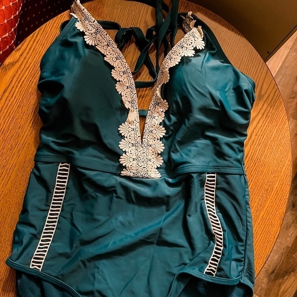 Other - 𝅺beautiful green swimsuit with flowers n front🩱